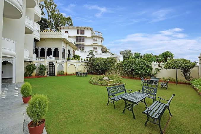 SWAROOP VILAS  LAKE FACING BOUTIQUE HOTEL