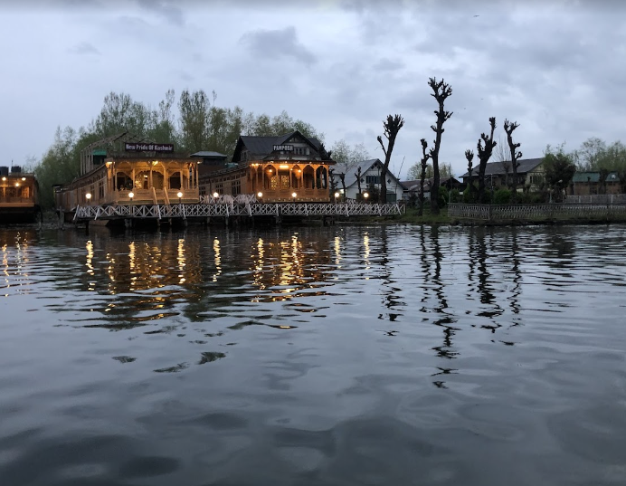 LUXURY SCOTLAND HOUSEBOAT