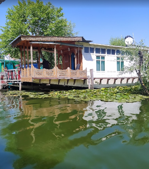 WHITE HOUSE GROUP OF HOUSEBOAT