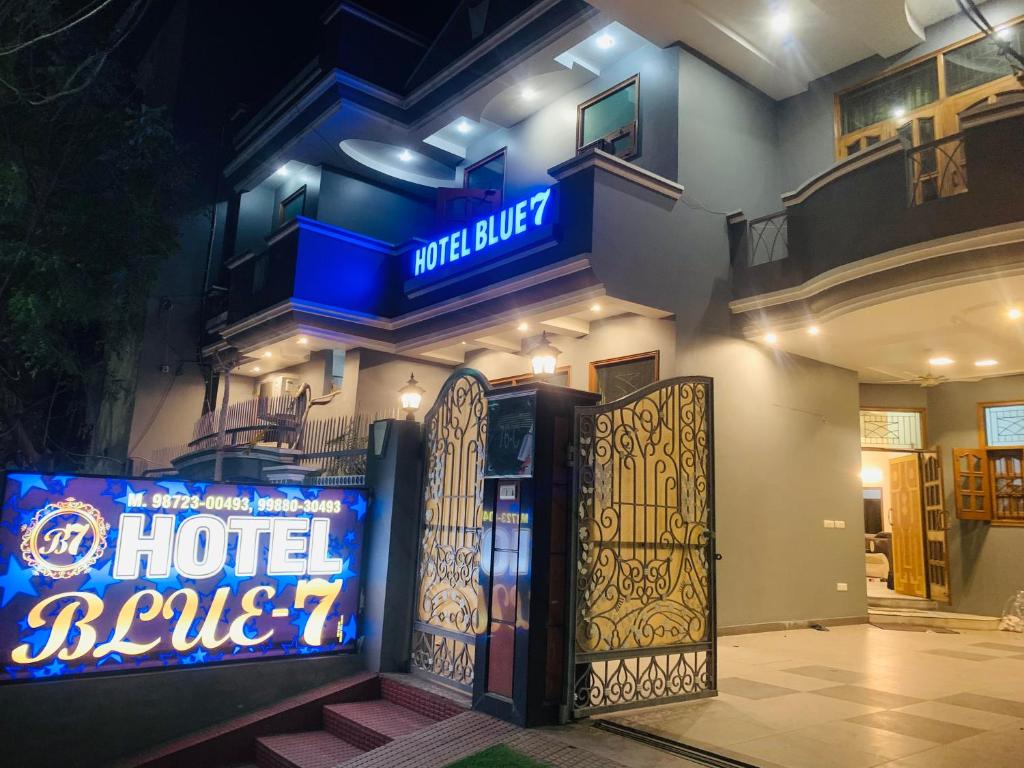 HOTEL BLUE SEVEN