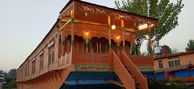 HOUSEBOAT NIGHTINGALE