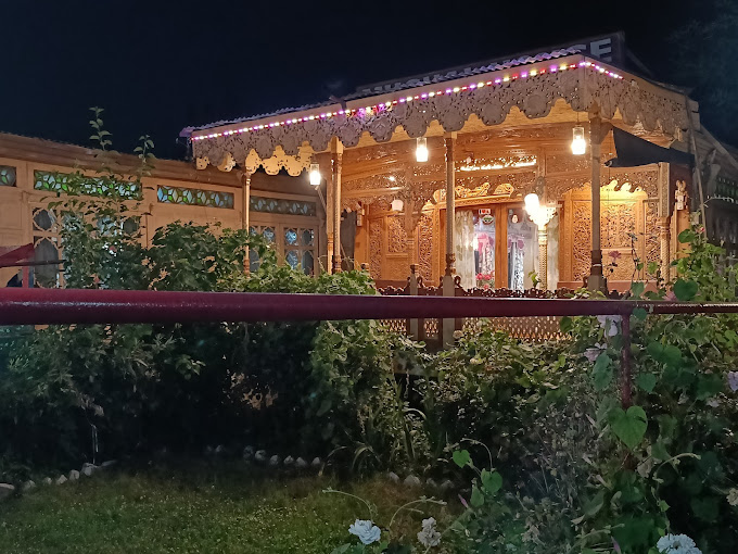 THE MUGHAL SHERATON HOUSEBOAT