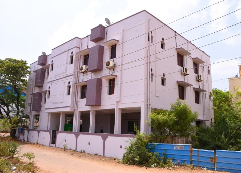 AISHWARYAM DESHNA SERVICE APARTMENT