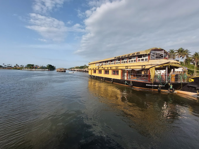 EXOTICA CRUISES HOUSEBOAT