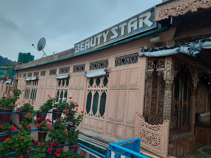 QUEBEC GROUP OF HOUSE BOATS