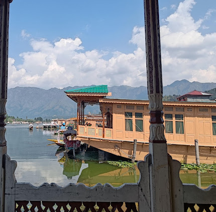 HERITAGE BALMORAL CASTLE HOUSE BOAT