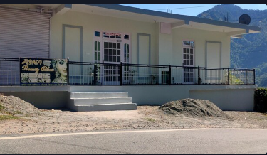 THE PINELAMP STAYS LACHORI