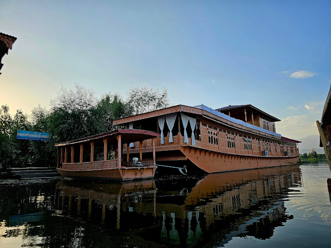 MONARCH HOUSEBOAT