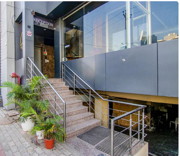 HOTEL WOODS INN ZIRAKPUR