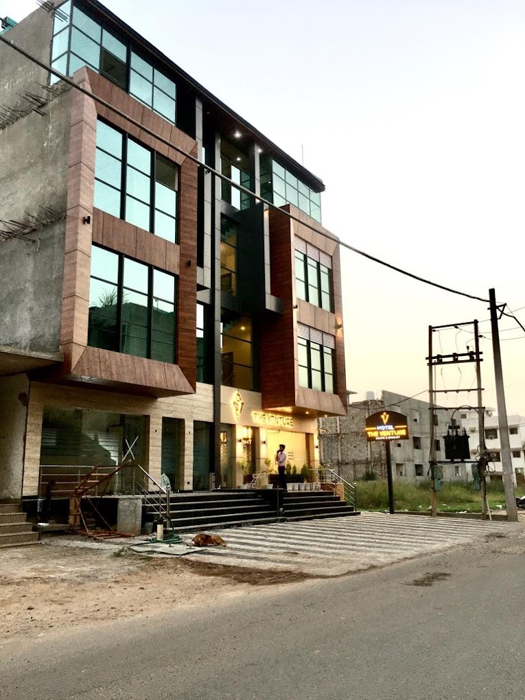 HOTEL HOLLYWOOD ZIRAKPUR