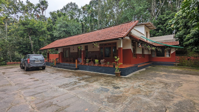 POOVANTHINGAL SERVICED VILLA