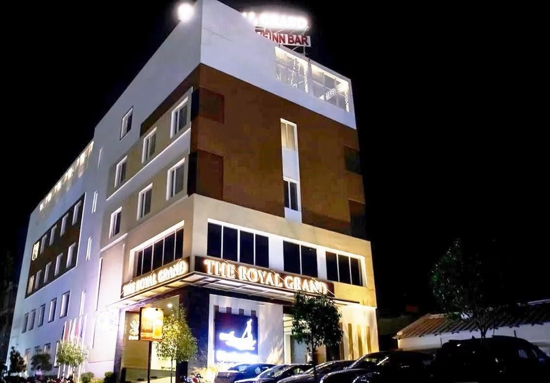 HOTEL THE ROYAL GRAND